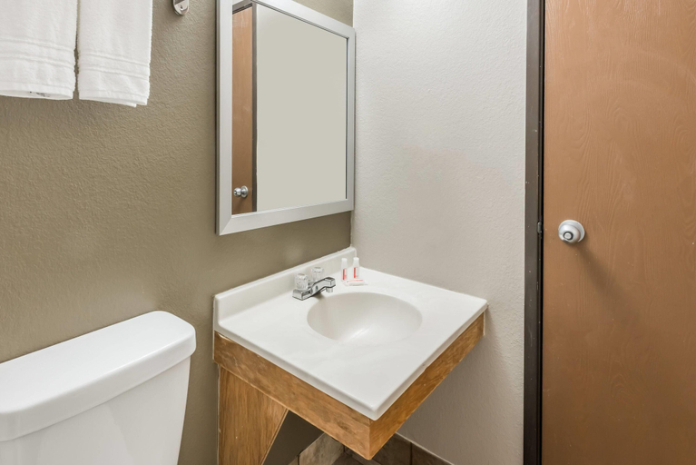 Bathroom 4, Super 8 by Wyndham Bedford, Bedford