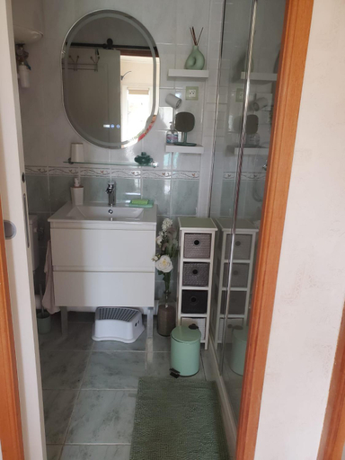 Bathroom 2, " Chez NADOU " 2 Chambres d' Hotes dans maison independante a 4 Kms d'Uzes, Gard
