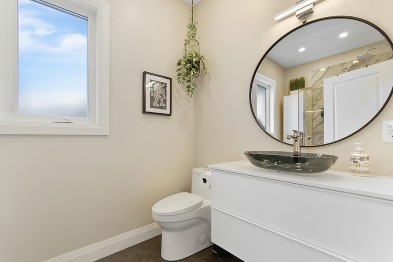 Bathroom 3, Redwood Suite - NOTL Prime Location GETAWAY, Niagara