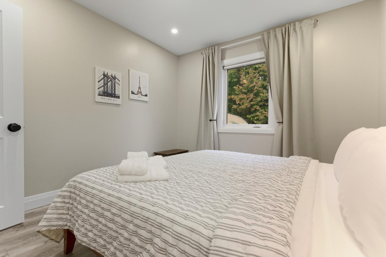 Bedroom 2, Spruce Suite Historic NOTL - VINEYARD RETREAT, Niagara