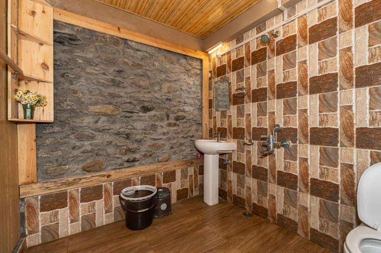 Bathroom, H2O House, Chamba