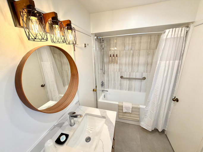 Bathroom 3, Swiss Chalets Motel, Fraser Valley