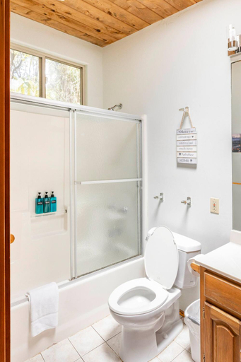Bathroom 3, Hale Kumu La'au- A'a, Hawaii