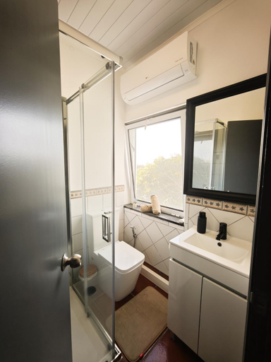 Bathroom, Loving Strangers Hostel, Madalena