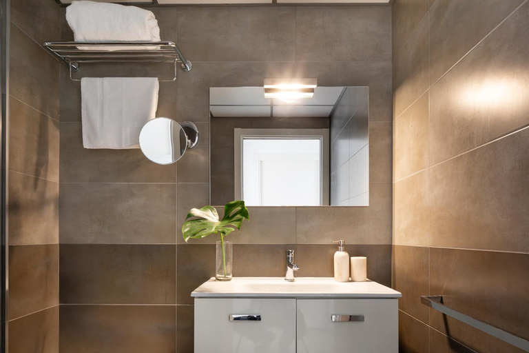 Bathroom 2, Feelathome Plaza Apartments, Barcelona