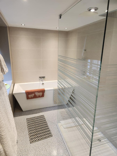 Bathroom 5, 15 Glasgow, Glasgow