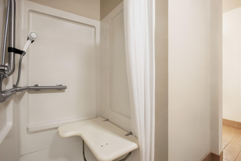 Bathroom 4, Baymont by Wyndham Glenwood, Pope