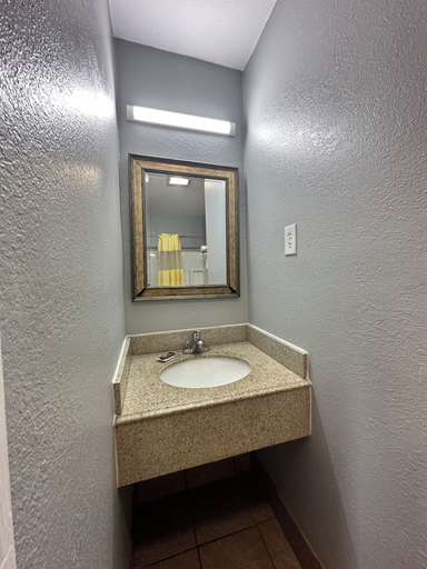 Bathroom 5, Budget Inn Magnolia, Columbia