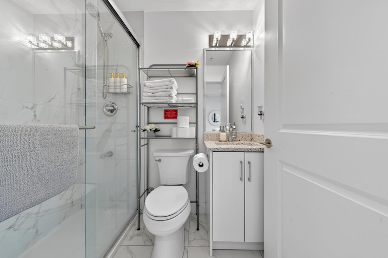 Bathroom 2, Entire NEW Cozy and Modern 2-storey HOUSE, Greater Vancouver