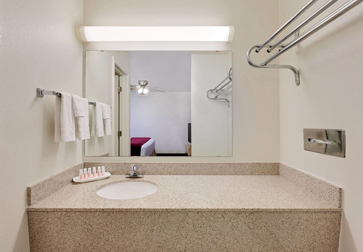 Bathroom 5, Days Inn by Wyndham San Angelo, Tom Green