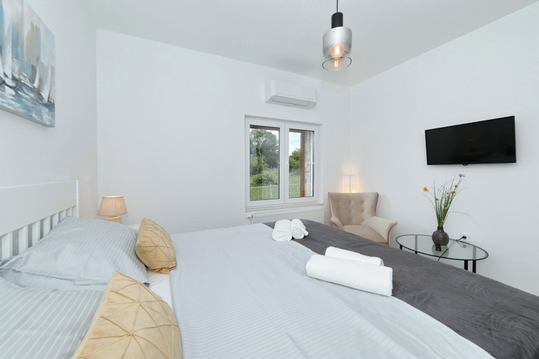 Room 2, Villa Demare with Private Heated Pool, Poličnik