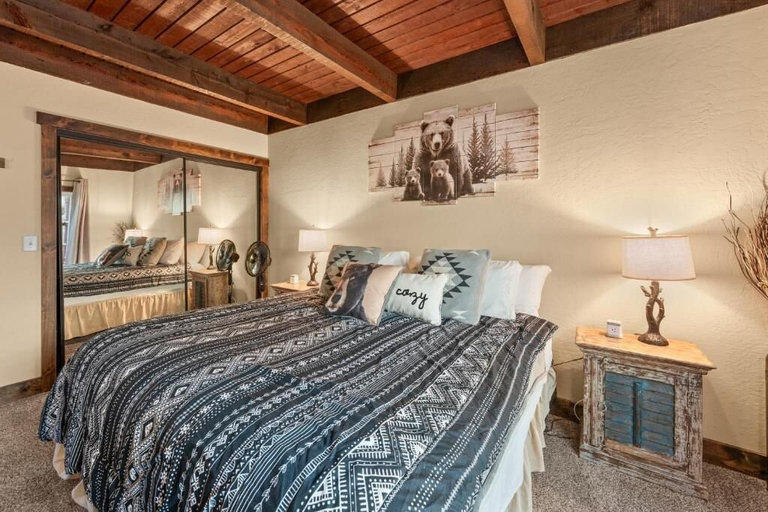 Room 1, Black Bear Lodge at Moonridge, San Bernardino