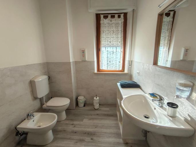 Bathroom 3, Vivi Conero, Ancona