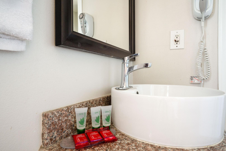 Bathroom 4, Solaire Inn & Suites, Santa Barbara