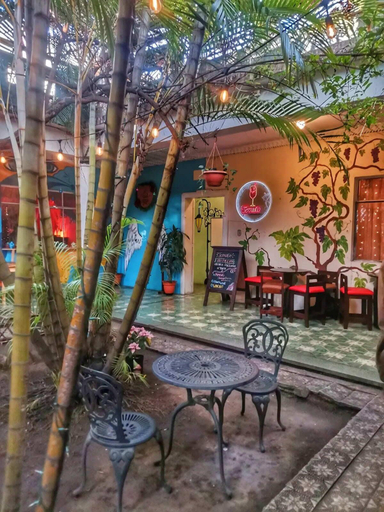 Outdoor dining, Hostal Centro Cultural El Talpetate, ZONA 1