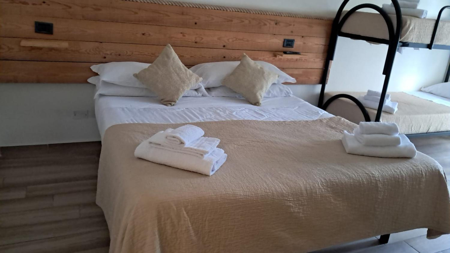 Bedroom 3, Hotel Garisenda sul Lungomare Riccione B&BRUNCH, Rimini