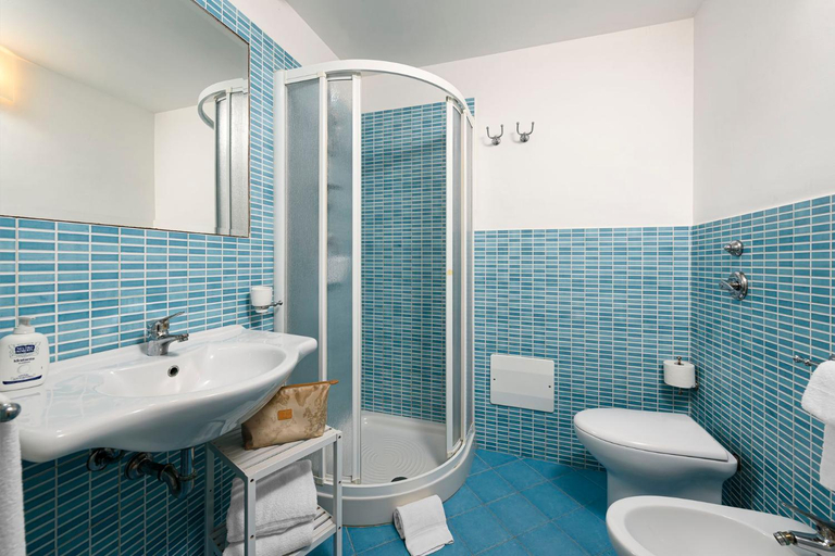 Bathroom 3, Case Cala Bucerno, Trapani