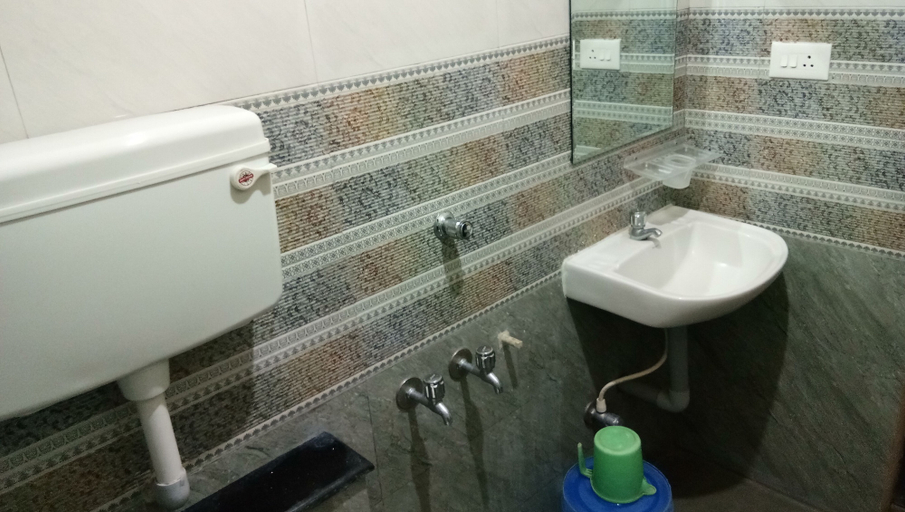Bathroom, Balaji Inn, Viluppuram