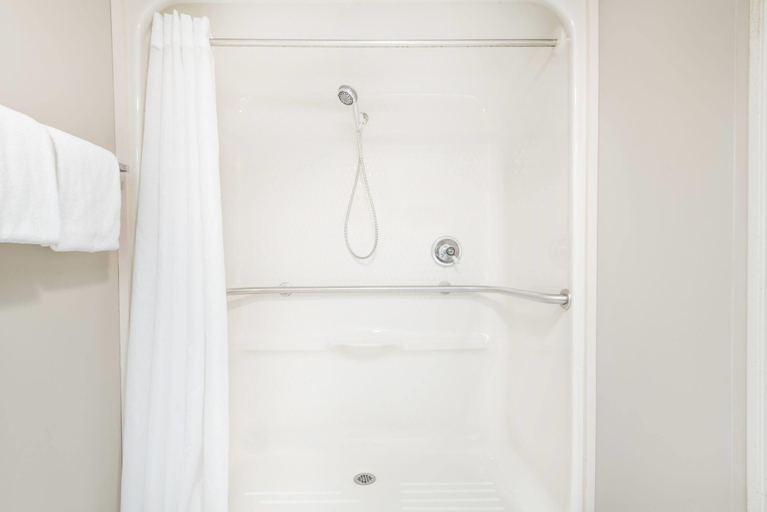 Bathroom 4, Super 8 by Wyndham Jasper, Dubois