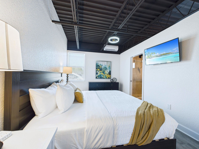 Room 4, Loft Getaway Near Port Beach -unit 203, Brevard