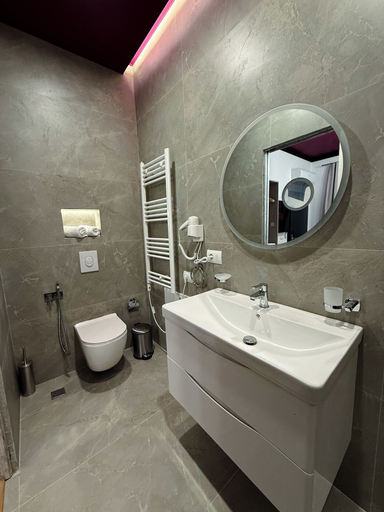 Bathroom 3, Tirana Days, Tiranës