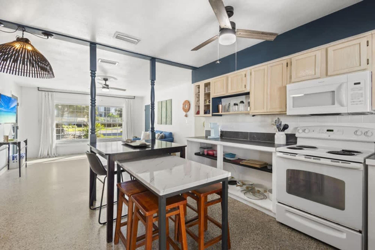 Room 3, Pet Friendly 2B Games BBQ - Walk to the Beach, Pinellas