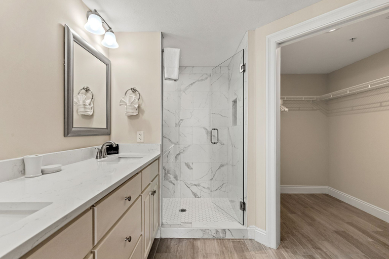 Bathroom 4, Treasure Island 1208, Bay