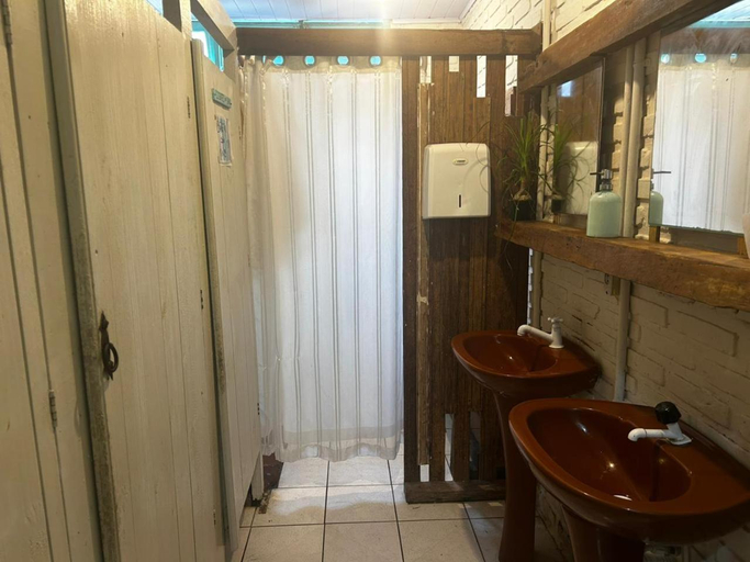 Bathroom, Mais Um Dia Hostel, Florianopolis