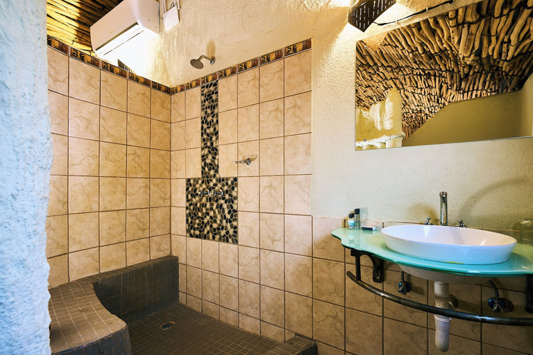 Bathroom 5, Ugab Terrace Lodge, Kamanjab