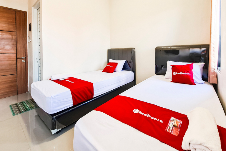 Bedroom 5, RedDoorz near Stasiun Purwokerto 2, Banyumas