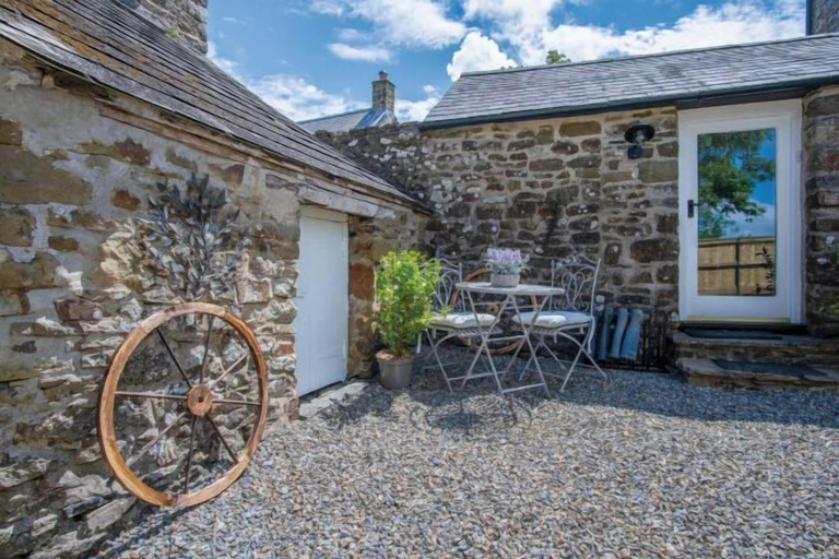Garden 4, The Granary - 3 Bed Barn Conversion - Llawhaden, Pembrokeshire