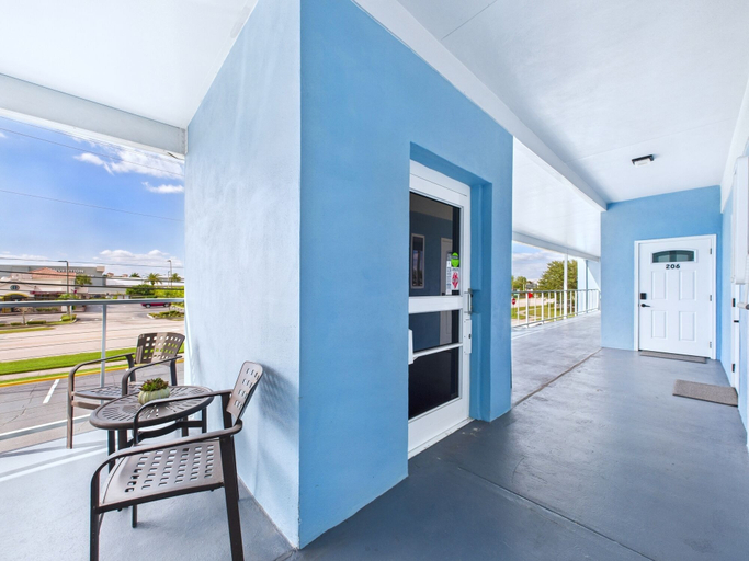 Room 3, Sleek Coastal Loft Close to Port Beach -unit 205, Brevard