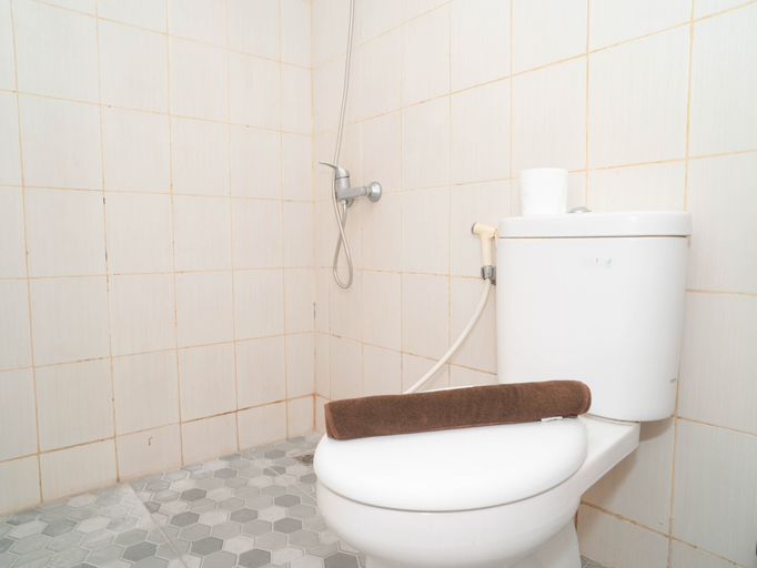 Bathroom 3, Neat Studio at Amethyst Apartment near JIEXPO By Travelio, Central Jakarta