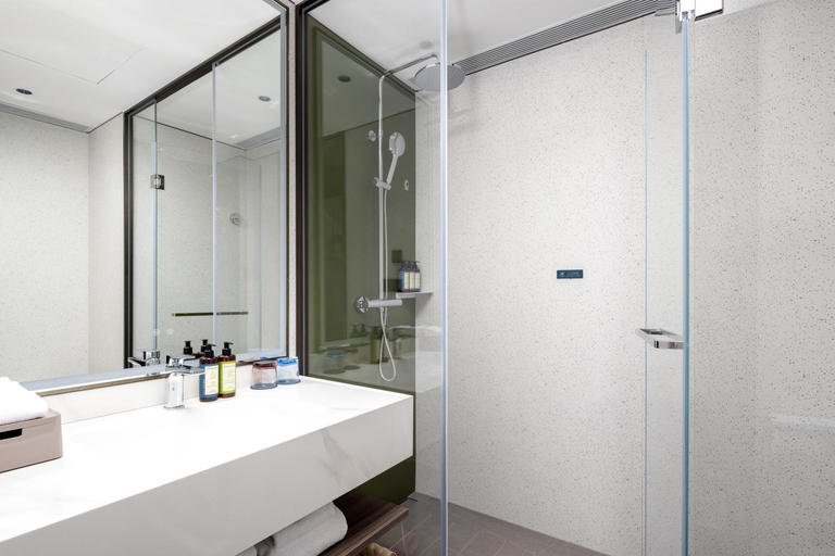 Bathroom 5, Fragrant Hill Empark Hotel, Beijing