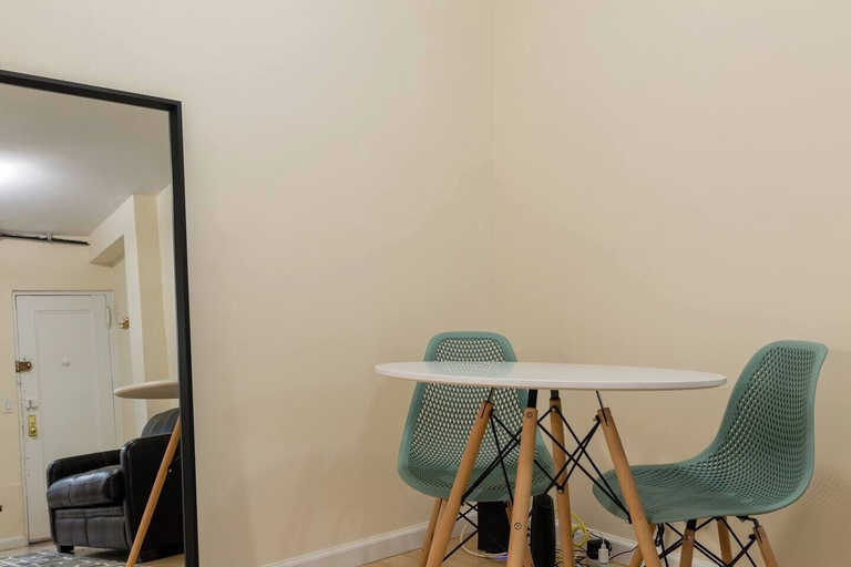 Dining 4, Comfortable Apartment with Kitchen and Work Station, New York