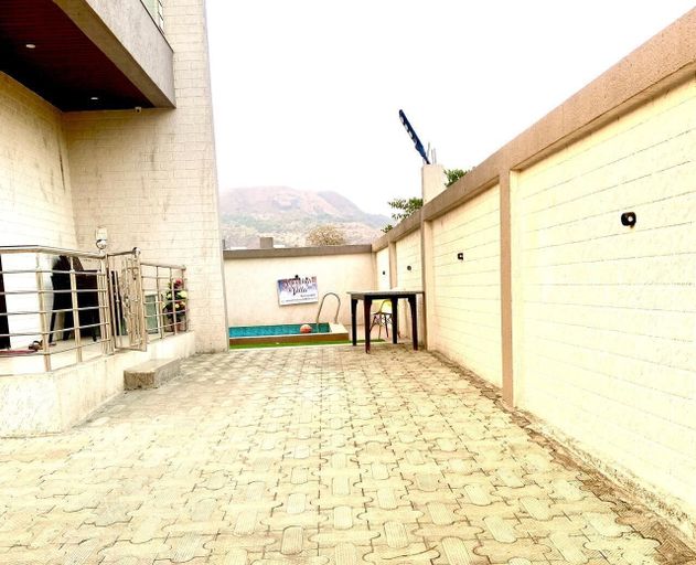 Property grounds 4, Happy Manohar Villa, Pune