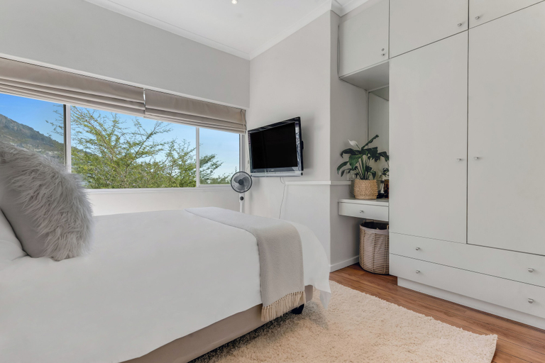 Room 2, Ashry Collective-Ocean & Mountain Views, City of Cape Town
