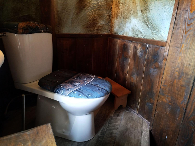 Bathroom, Suite Medievale, l'Epee du Roi Artur avec escape game, Gard