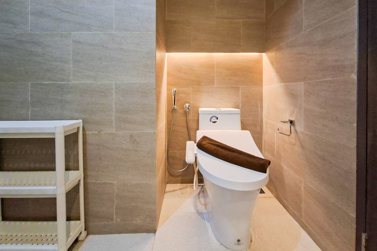 Bathroom 3, Cozy Studio Apartment Carstensz Residence By Travelio, South Tangerang