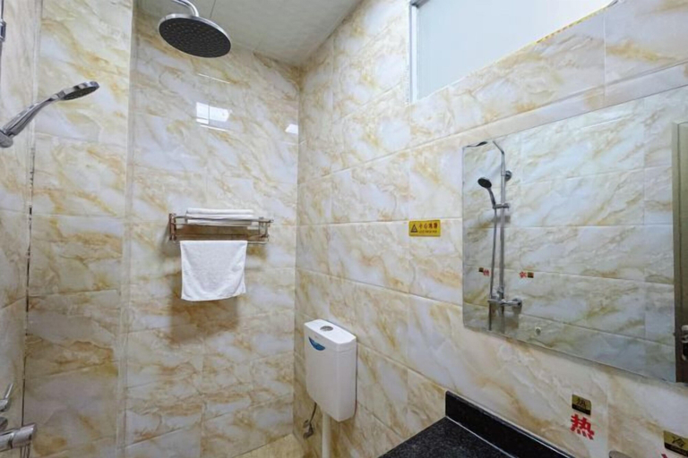 Bathroom, Suyun Express Hotel, Qujing