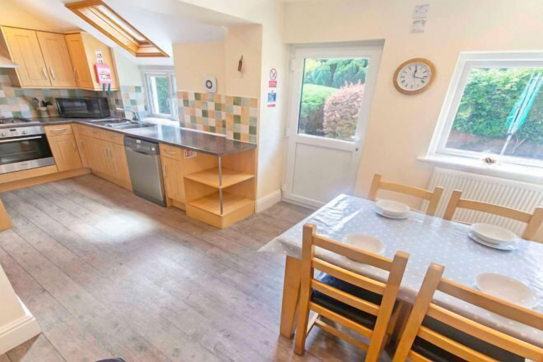 Room 4, Cloudbreak Hot Tub Log Burner, Dogs Welcome, Devon