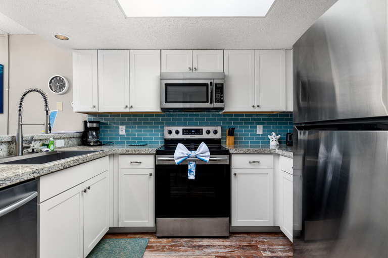 Room 2, Steps From Beach Condo With Pool and Hot Tub, Cameron