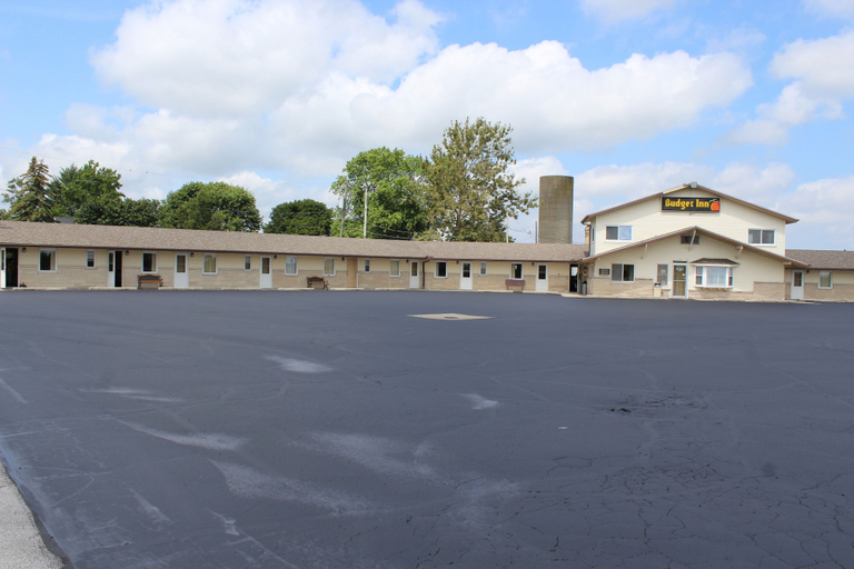 Exterior & Views 2, The Perrysburg Budget Inn, Wood
