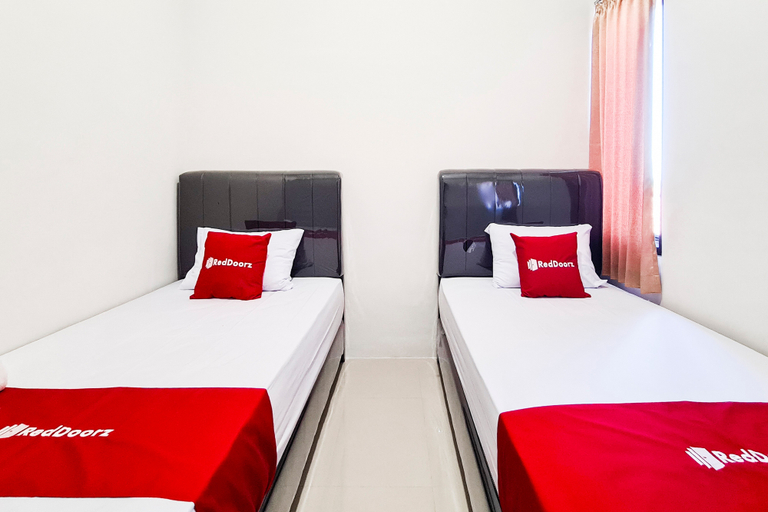 Bedroom 4, RedDoorz near Stasiun Purwokerto 2, Banyumas