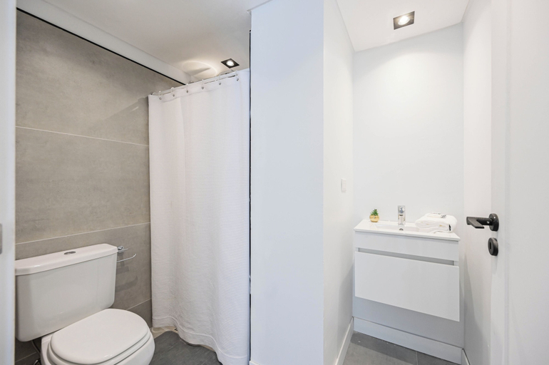 Bathroom 2, MOT Black Ravignani, Distrito Federal
