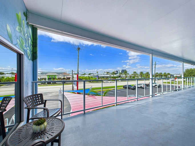 Room 5, Bright Modern Loft by Port Beaches -unit 206, Brevard