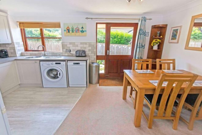 Room 5, Cockleshell Croyde Sleeps 4 By the Seaside, Devon