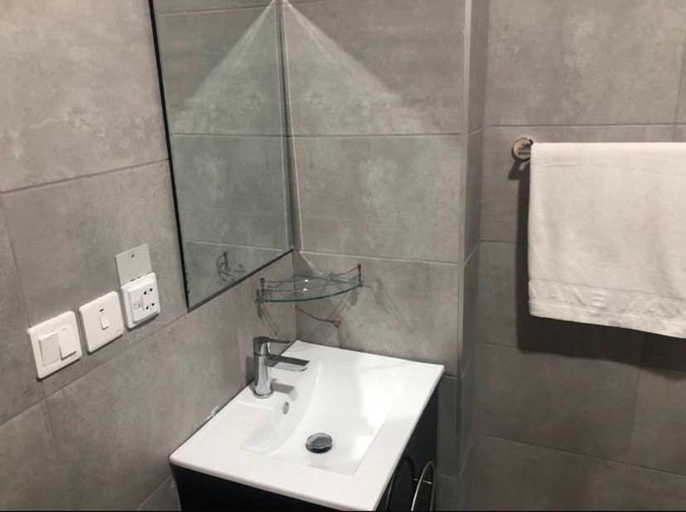 Bathroom 5, Ark Hotel and Apartments, Accra