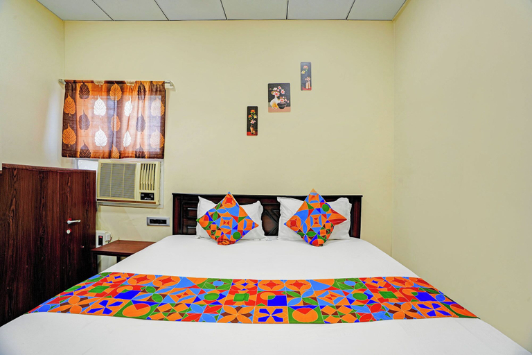 Room 2, Via Yazhini Hospitality Services, Chennai