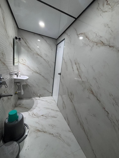 Bathroom 4, Hotel Sunshine Airport, Mumbai Suburban